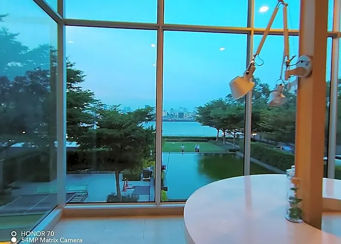 Peacefully River Front Home, Refreshing Oasis فندق